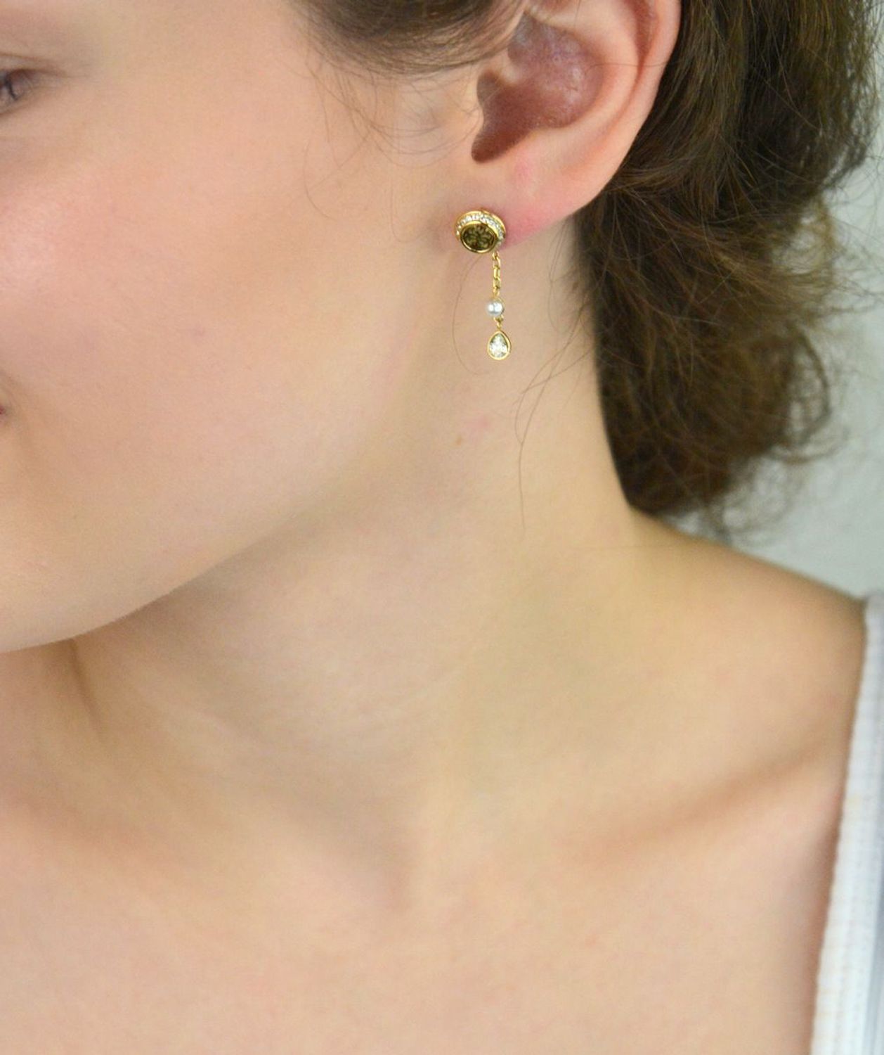 Kolczyki Guess JUBE05521JWYGTU – pozłacane, wiszące kolczyki z perełką i cyrkonią. Stal szlachetna, długość 2,5 cm, zapięcie na sztyft. Stylowa biżuteria dla kobiet.1.jpg