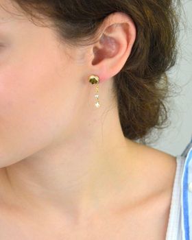 Kolczyki Guess JUBE05521JWYGTU – pozłacane, wiszące kolczyki z perełką i cyrkonią. Stal szlachetna, długość 2,5 cm, zapięcie na sztyft. Stylowa biżuteria dla kobiet (1).JPG