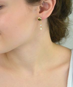 Kolczyki Guess JUBE05521JWYGTU – pozłacane, wiszące kolczyki z perełką i cyrkonią. Stal szlachetna, długość 2,5 cm, zapięcie na sztyft. Stylowa biżuteria dla kobiet (5).JPG