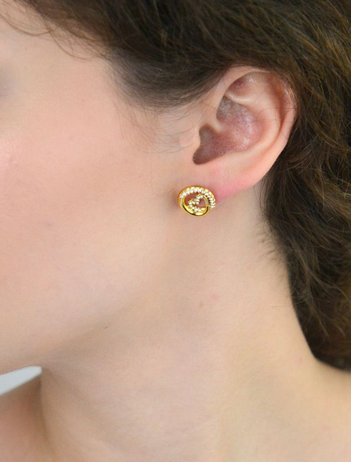 Delikatne kolczyki damskie pozłacane JUBE05528JWYGTU o okrągłym kształcie 1,3 cm, zdobione serduszkiem i cyrkoniami. Wygodne zapięcie na sztyft. Romantyczna biżuteria na co dzień.1.jpg