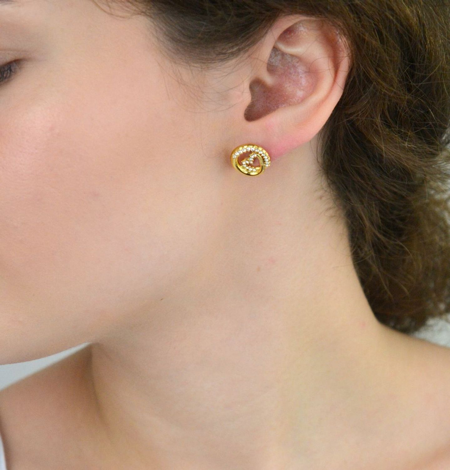 Delikatne kolczyki damskie pozłacane JUBE05528JWYGTU o okrągłym kształcie 1,3 cm, zdobione serduszkiem i cyrkoniami. Wygodne zapięcie na sztyft. Romantyczna biżuteria na co dzień.1.jpg