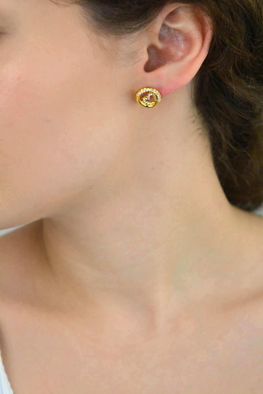 Delikatne kolczyki damskie pozłacane JUBE05528JWYGTU o okrągłym kształcie 1,3 cm, zdobione serduszkiem i cyrkoniami. Wygodne zapięcie na sztyft. Romantyczna biżuteria na co dzień.1.jpg