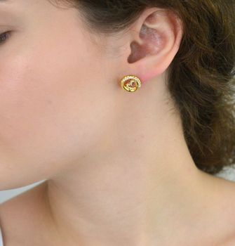 Delikatne kolczyki damskie pozłacane JUBE05528JWYGTU o okrągłym kształcie 1,3 cm, zdobione serduszkiem i cyrkoniami. Wygodne zapięcie na sztyft. Romantyczna biżuteria na co dzień (2).JPG