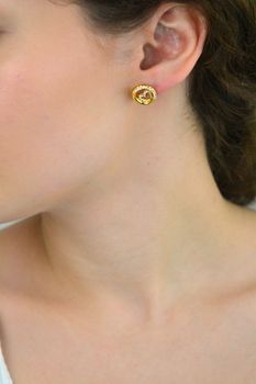 Delikatne kolczyki damskie pozłacane JUBE05528JWYGTU o okrągłym kształcie 1,3 cm, zdobione serduszkiem i cyrkoniami. Wygodne zapięcie na sztyft. Romantyczna biżuteria na co dzień (3).JPG