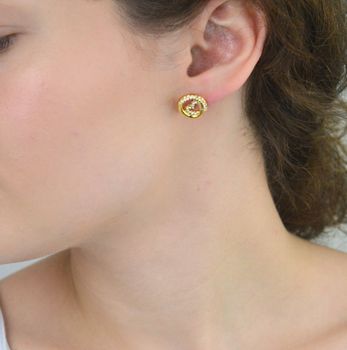 Delikatne kolczyki damskie pozłacane JUBE05528JWYGTU o okrągłym kształcie 1,3 cm, zdobione serduszkiem i cyrkoniami. Wygodne zapięcie na sztyft. Romantyczna biżuteria na co dzień (4).JPG