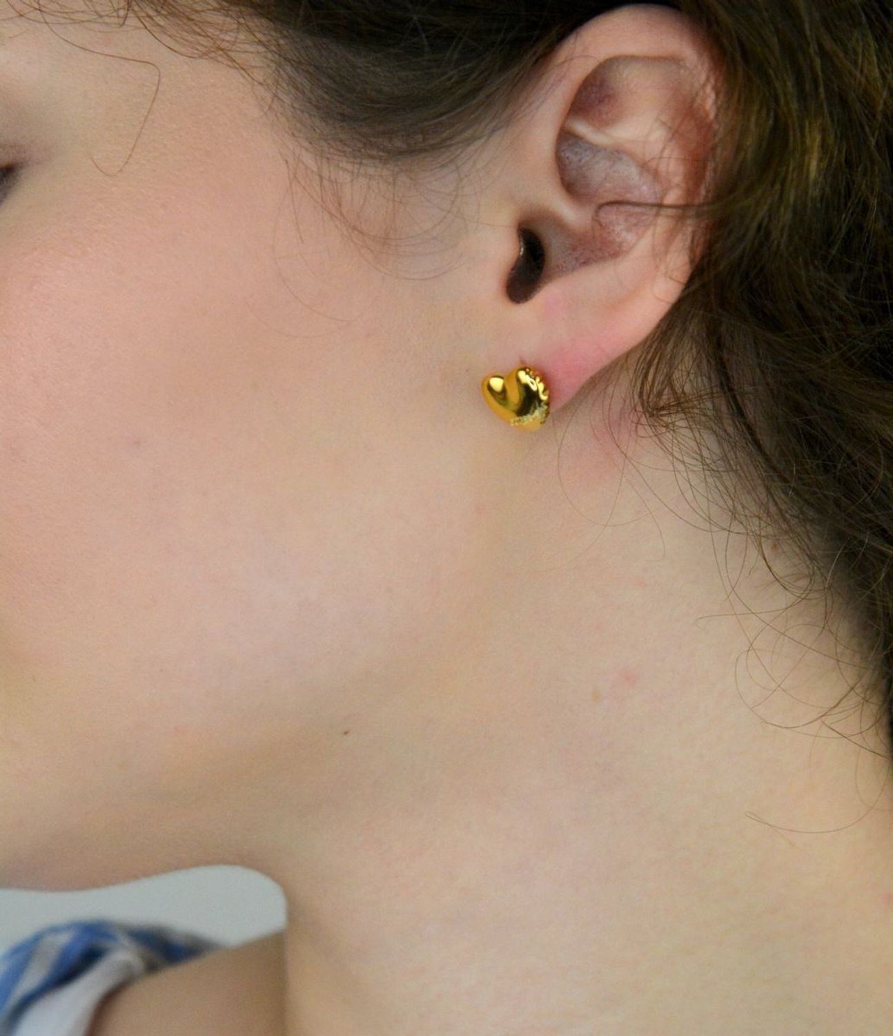 Kolczyki Guess JUBE05543JWYGTU – pozłacane serduszka z napisem Guess, stal szlachetna, wielkość 1 cm, zapięcie na sztyft. Subtelna i stylowa biżuteria dla kobiet.1.jpg