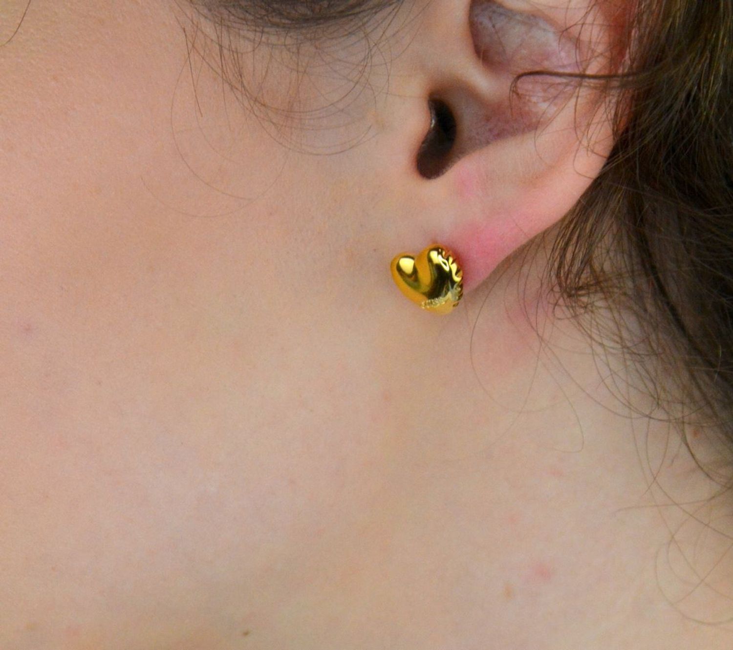 Kolczyki Guess JUBE05543JWYGTU – pozłacane serduszka z napisem Guess, stal szlachetna, wielkość 1 cm, zapięcie na sztyft. Subtelna i stylowa biżuteria dla kobiet.1.jpg