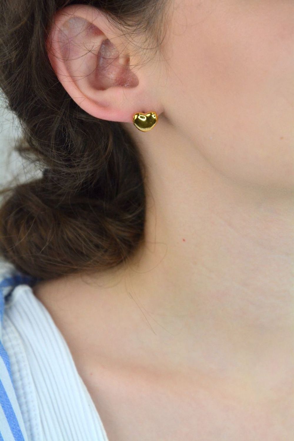 Kolczyki Guess JUBE05543JWYGTU – pozłacane serduszka z napisem Guess, stal szlachetna, wielkość 1 cm, zapięcie na sztyft. Subtelna i stylowa biżuteria dla kobiet.1.jpg