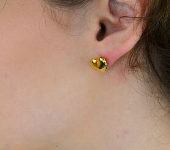 Kolczyki Guess JUBE05543JWYGTU – pozłacane serduszka z napisem Guess, stal szlachetna, wielkość 1 cm, zapięcie na sztyft. Subtelna i stylowa biżuteria dla kobiet (2).JPG