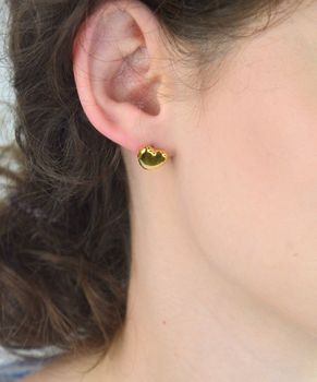 Kolczyki Guess JUBE05543JWYGTU – pozłacane serduszka z napisem Guess, stal szlachetna, wielkość 1 cm, zapięcie na sztyft. Subtelna i stylowa biżuteria dla kobiet (3).JPG