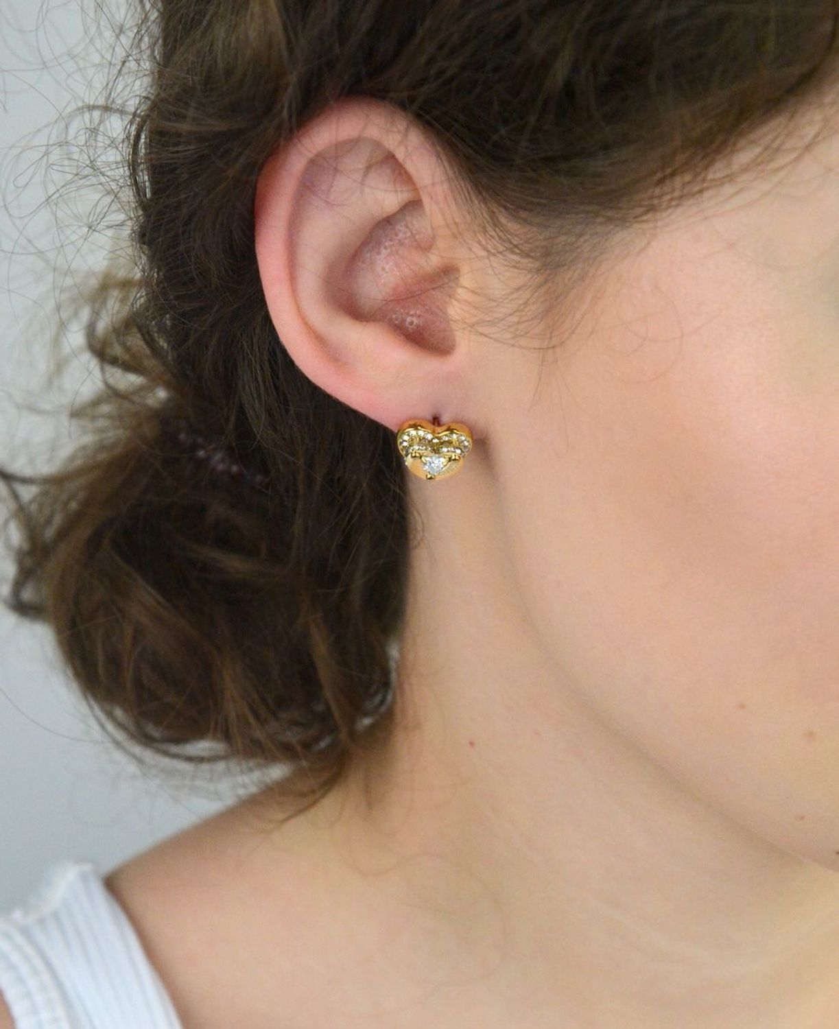 Kolczyki Guess JUBE05551JWYGTU – pozłacane serca ze stali szlachetnej, zdobione cyrkoniami. Zapięcie na sztyft, rozmiar 1,3 cm. Stylowa biżuteria dla kobiet.11r.jpg