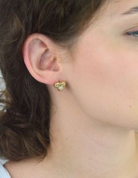 Kolczyki Guess JUBE05551JWYGTU – pozłacane serca ze stali szlachetnej, zdobione cyrkoniami. Zapięcie na sztyft, rozmiar 1,3 cm. Stylowa biżuteria dla kobiet (2).JPG