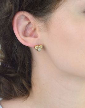 Kolczyki Guess JUBE05551JWYGTU – pozłacane serca ze stali szlachetnej, zdobione cyrkoniami. Zapięcie na sztyft, rozmiar 1,3 cm. Stylowa biżuteria dla kobiet (3).JPG