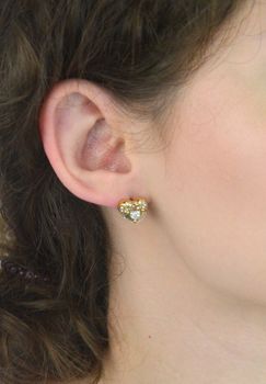 Kolczyki Guess JUBE05551JWYGTU – pozłacane serca ze stali szlachetnej, zdobione cyrkoniami. Zapięcie na sztyft, rozmiar 1,3 cm. Stylowa biżuteria dla kobiet (4).JPG