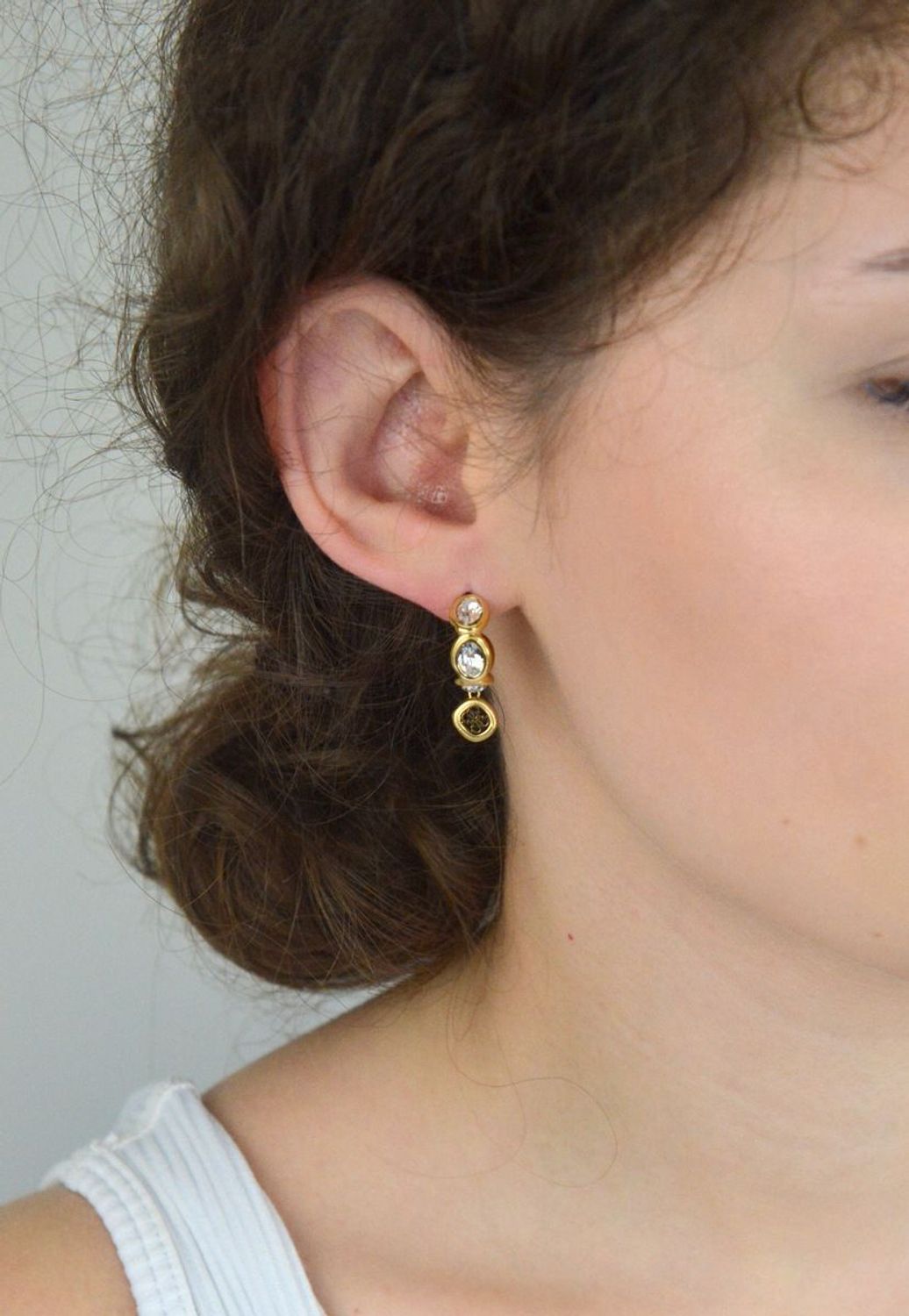 Kolczyki Guess JUBE05571JWYGTU – stalowe kółka pozłacane, z dużymi cyrkoniami i zawieszką z logo GUESS. Długość 2,5 cm, zapięcie na sztyft. Stylowa i nowoczesna biżuteria.1a.jpg