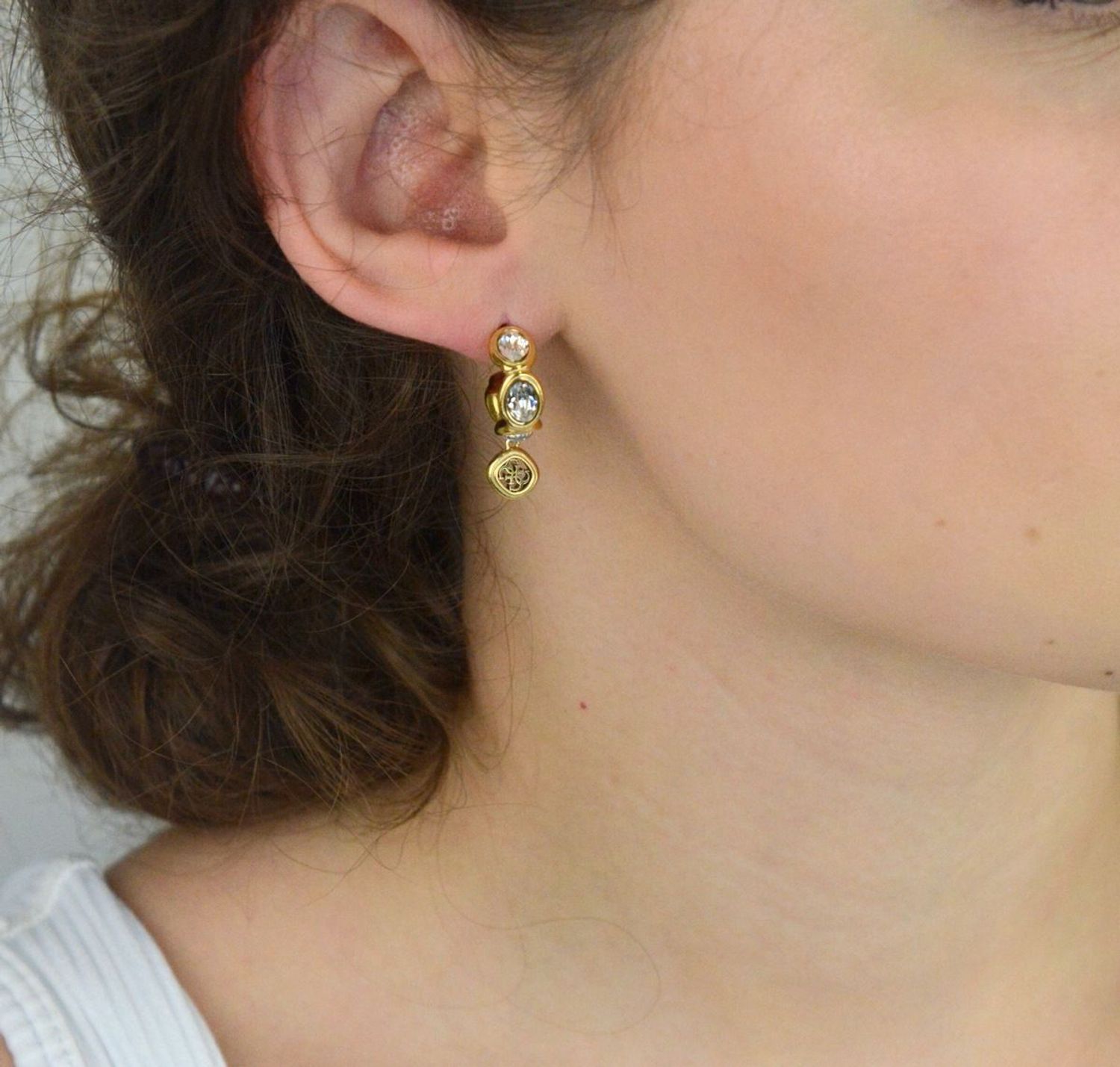 Kolczyki Guess JUBE05571JWYGTU – stalowe kółka pozłacane, z dużymi cyrkoniami i zawieszką z logo GUESS. Długość 2,5 cm, zapięcie na sztyft. Stylowa i nowoczesna biżuteria.1a.jpg