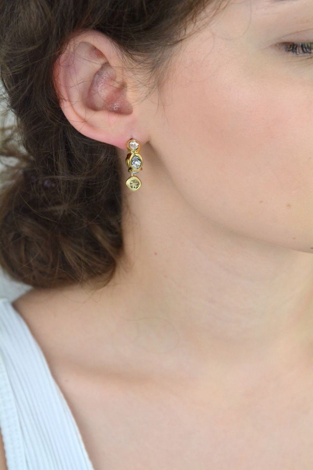 Kolczyki Guess JUBE05571JWYGTU – stalowe kółka pozłacane, z dużymi cyrkoniami i zawieszką z logo GUESS. Długość 2,5 cm, zapięcie na sztyft. Stylowa i nowoczesna biżuteria.1a.jpg