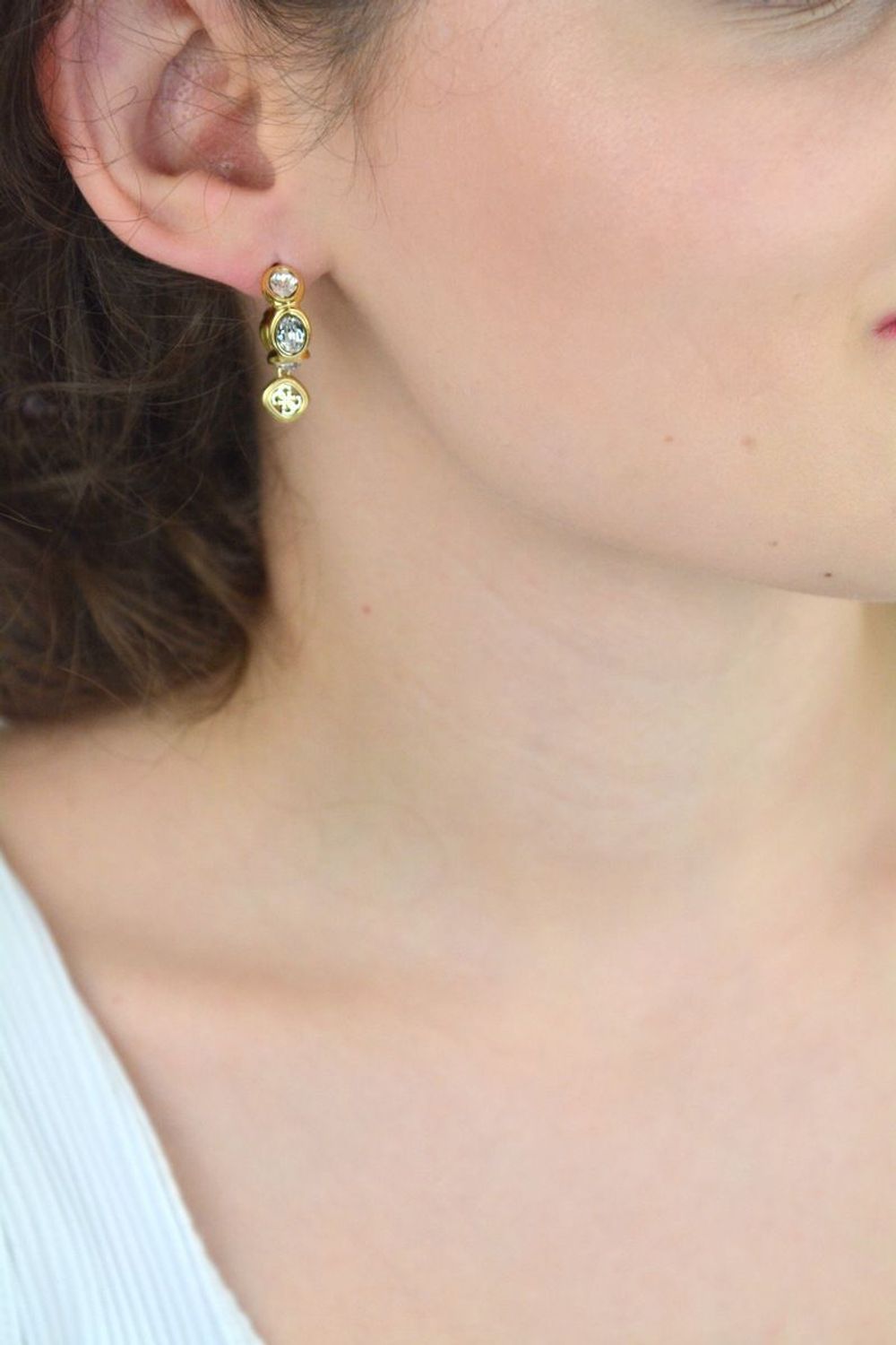 Kolczyki Guess JUBE05571JWYGTU – stalowe kółka pozłacane, z dużymi cyrkoniami i zawieszką z logo GUESS. Długość 2,5 cm, zapięcie na sztyft. Stylowa i nowoczesna biżuteria.1a.jpg