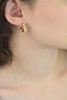 Kolczyki Guess JUBE05571JWYGTU – stalowe kółka pozłacane, z dużymi cyrkoniami i zawieszką z logo GUESS. Długość 2,5 cm, zapięcie na sztyft. Stylowa i nowoczesna biżuteria (1).JPG