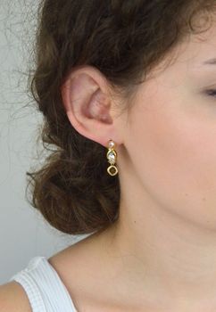 Kolczyki Guess JUBE05571JWYGTU – stalowe kółka pozłacane, z dużymi cyrkoniami i zawieszką z logo GUESS. Długość 2,5 cm, zapięcie na sztyft. Stylowa i nowoczesna biżuteria (2).JPG