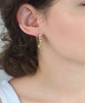 Kolczyki Guess JUBE05571JWYGTU – stalowe kółka pozłacane, z dużymi cyrkoniami i zawieszką z logo GUESS. Długość 2,5 cm, zapięcie na sztyft. Stylowa i nowoczesna biżuteria (3).JPG