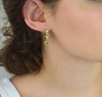 Kolczyki Guess JUBE05571JWYGTU – stalowe kółka pozłacane, z dużymi cyrkoniami i zawieszką z logo GUESS. Długość 2,5 cm, zapięcie na sztyft. Stylowa i nowoczesna biżuteria (4).JPG