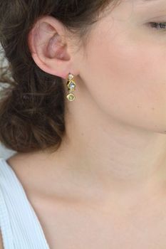 Kolczyki Guess JUBE05571JWYGTU – stalowe kółka pozłacane, z dużymi cyrkoniami i zawieszką z logo GUESS. Długość 2,5 cm, zapięcie na sztyft. Stylowa i nowoczesna biżuteria (5).JPG