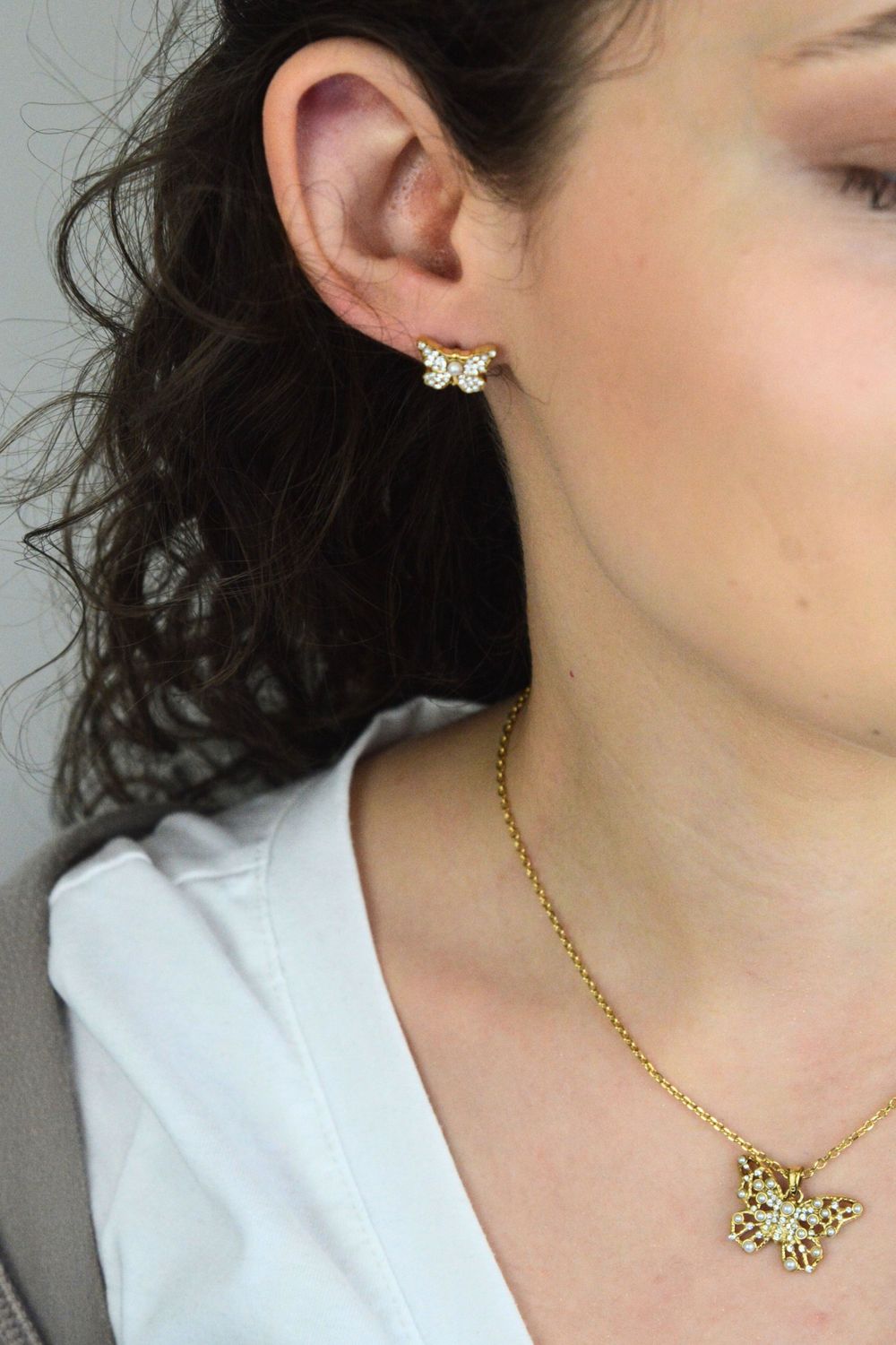 Kolczyki damskie Guess motylki złote z perłą i cyrkoniami JUBE06127WYGT-Udf.jpg