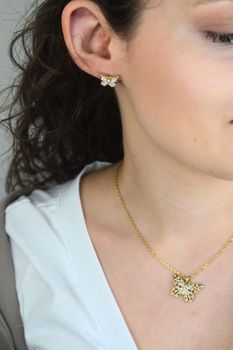 Kolczyki damskie Guess motylki złote z perłą i cyrkoniami JUBE06127WYGT-U (1).jpg