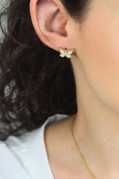 Kolczyki damskie Guess motylki złote z perłą i cyrkoniami JUBE06127WYGT-U (4).jpg