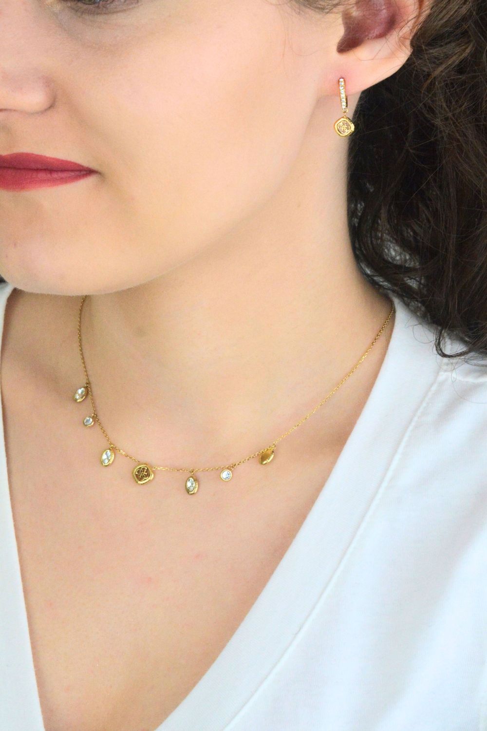 Kolczyki Guess Stalowe Złote z Cyrkoniami i Zawieszką Logo JUBE06151JWYGT-U (1).jpg