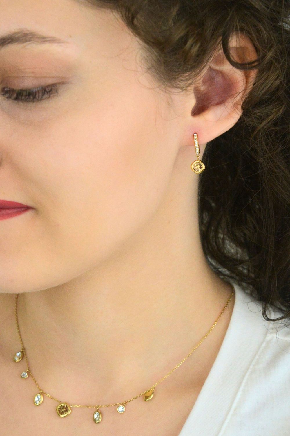 Kolczyki Guess Stalowe Złote z Cyrkoniami i Zawieszką Logo JUBE06151JWYGT-U (1).jpg