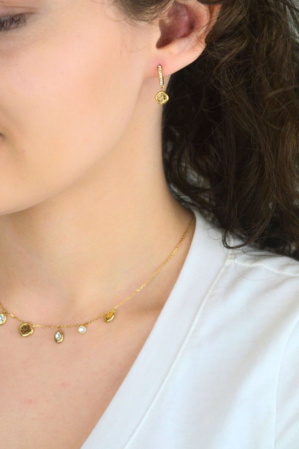 Kolczyki Guess Stalowe Złote z Cyrkoniami i Zawieszką Logo JUBE06151JWYGT-U (1).jpg