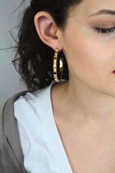 Kolczyki damskie Guess duże koła złote z cyrkoniami JUBE06172JWYGT-Ud (3).jpg