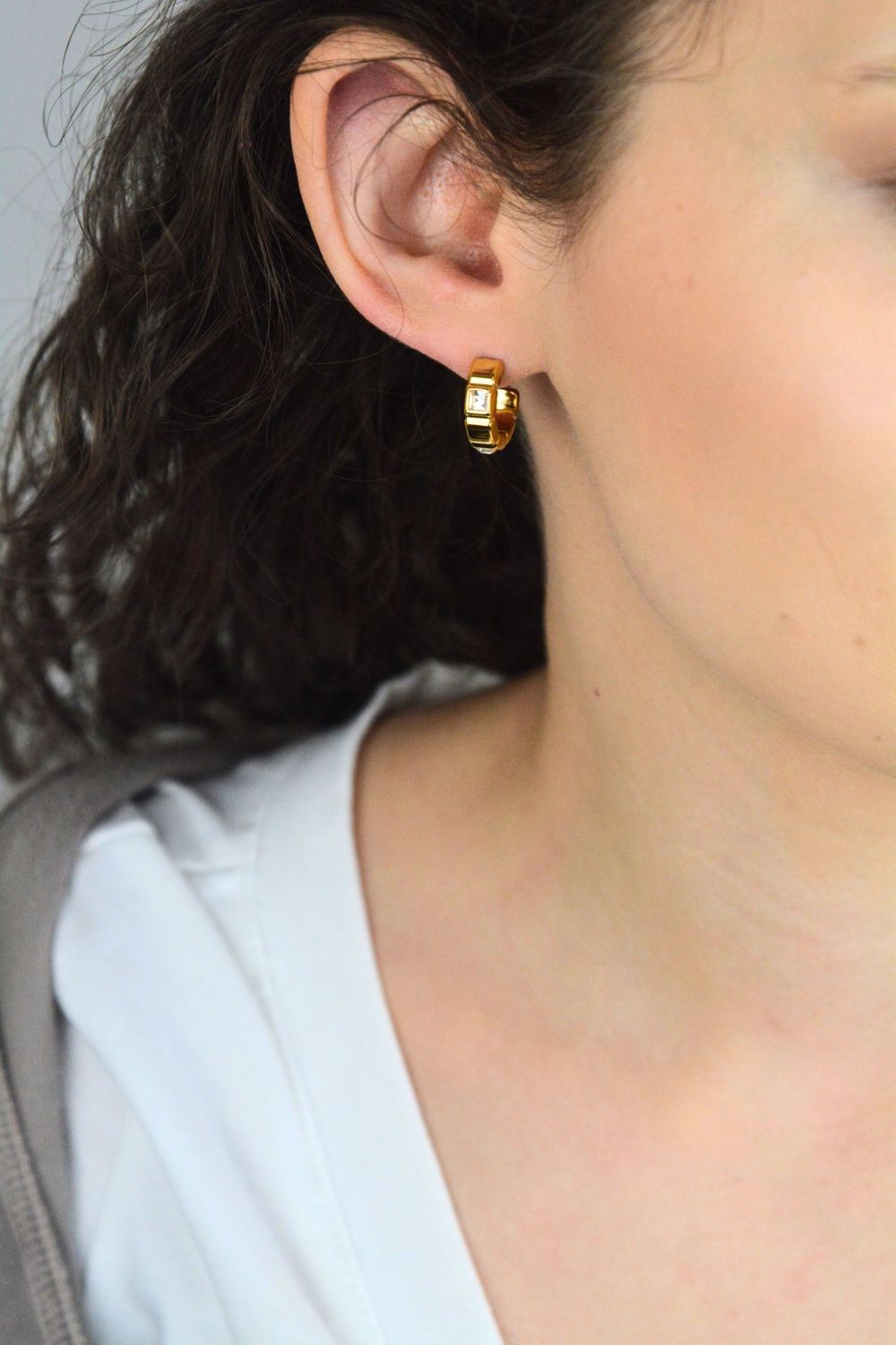 Kolczyki Guess Stalowe Złote JUBE06183JWYGT-U – Koła z Cyrkoniami i Kwadracikami (1).jpg