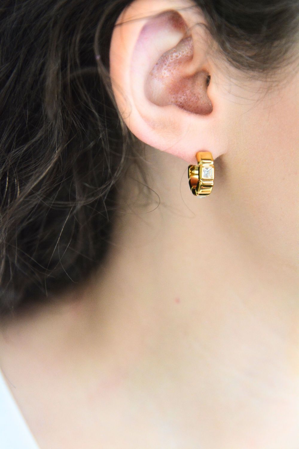 Kolczyki Guess Stalowe Złote JUBE06183JWYGT-U – Koła z Cyrkoniami i Kwadracikami (1).jpg