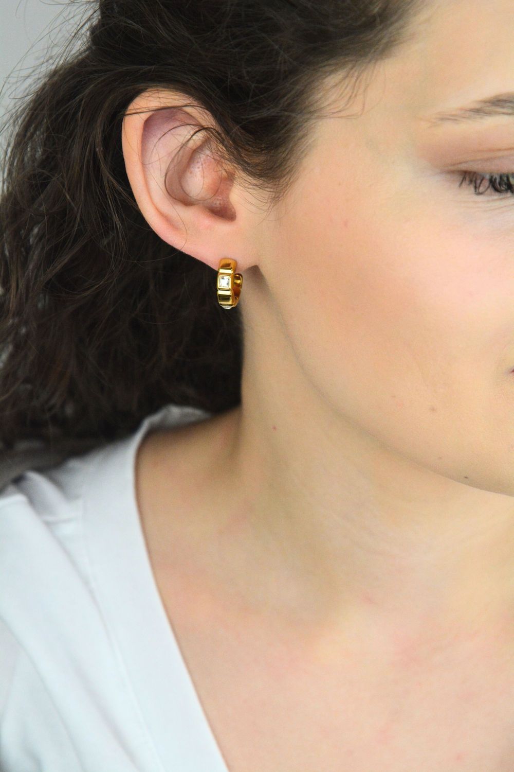 Kolczyki Guess Stalowe Złote JUBE06183JWYGT-U – Koła z Cyrkoniami i Kwadracikami (1).jpg