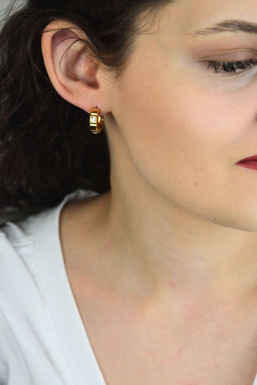 Kolczyki Guess Stalowe Złote JUBE06183JWYGT-U – Koła z Cyrkoniami i Kwadracikami (1).jpg