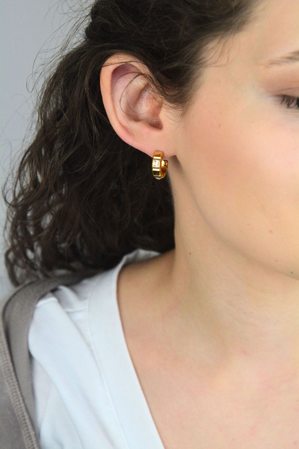 Kolczyki Guess Stalowe Złote JUBE06183JWYGT-U – Koła z Cyrkoniami i Kwadracikami (1).jpg