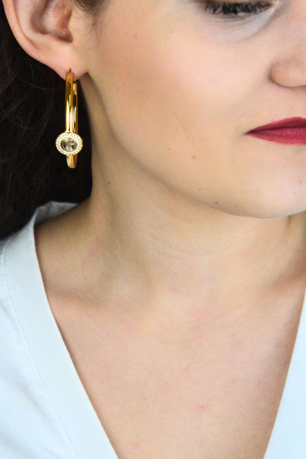 Kolczyki damskie Guess duże koła złote z 'G' perłowym środkiem i cyrkoniami.jpg