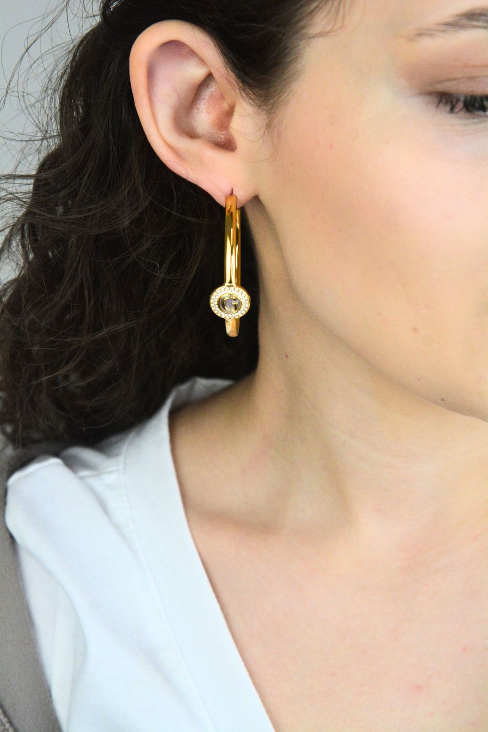 Kolczyki damskie Guess duże koła złote z 'G' perłowym środkiem i cyrkoniami.jpg