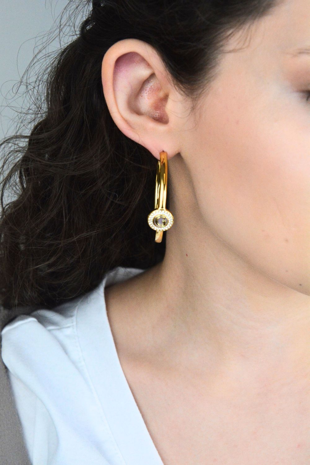 Kolczyki damskie Guess duże koła złote z 'G' perłowym środkiem i cyrkoniami.jpg