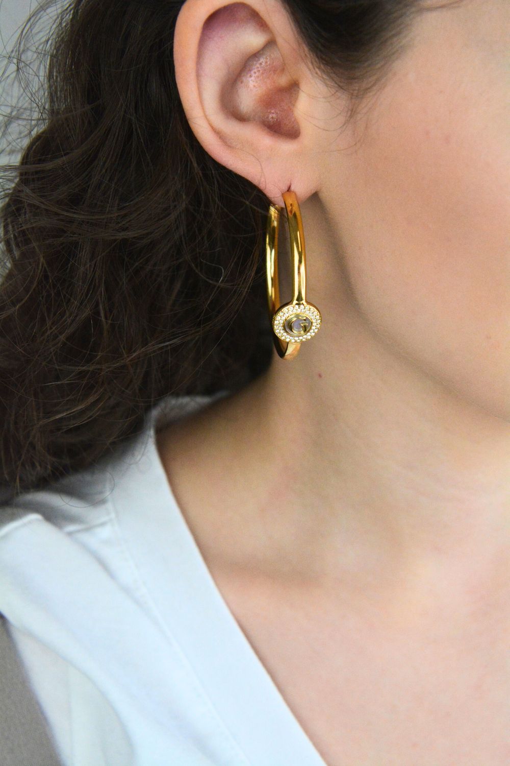 Kolczyki damskie Guess duże koła złote z 'G' perłowym środkiem i cyrkoniami.jpg