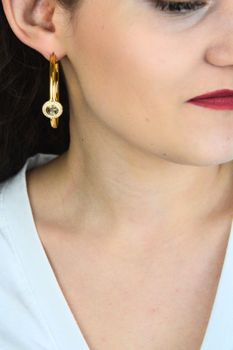 Kolczyki damskie Guess duże koła złote z 'G' perłowym środkiem i cyrkoniami JUBE06195JWYGT-U (1).jpg