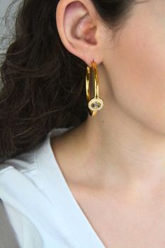 Kolczyki damskie Guess duże koła złote z 'G' perłowym środkiem i cyrkoniami JUBE06195JWYGT-U (4).jpg