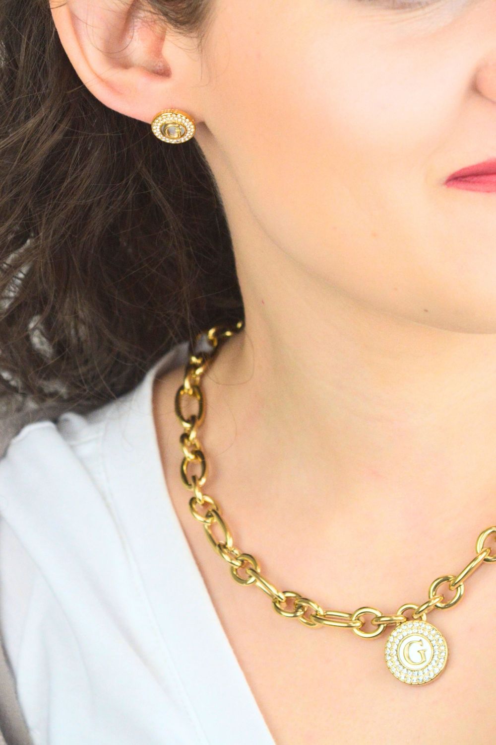 Kolczyki damskie Guess złote z literką 'G' perłowym środkiem i cyrkoniami (2).jpg