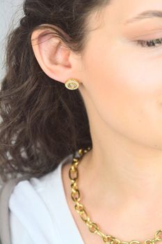 Kolczyki damskie Guess złote z literką 'G' perłowym środkiem i cyrkoniami 2 (1).jpg