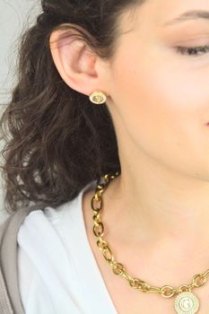 Kolczyki damskie Guess złote z literką 'G' perłowym środkiem i cyrkoniami 2 (2).jpg