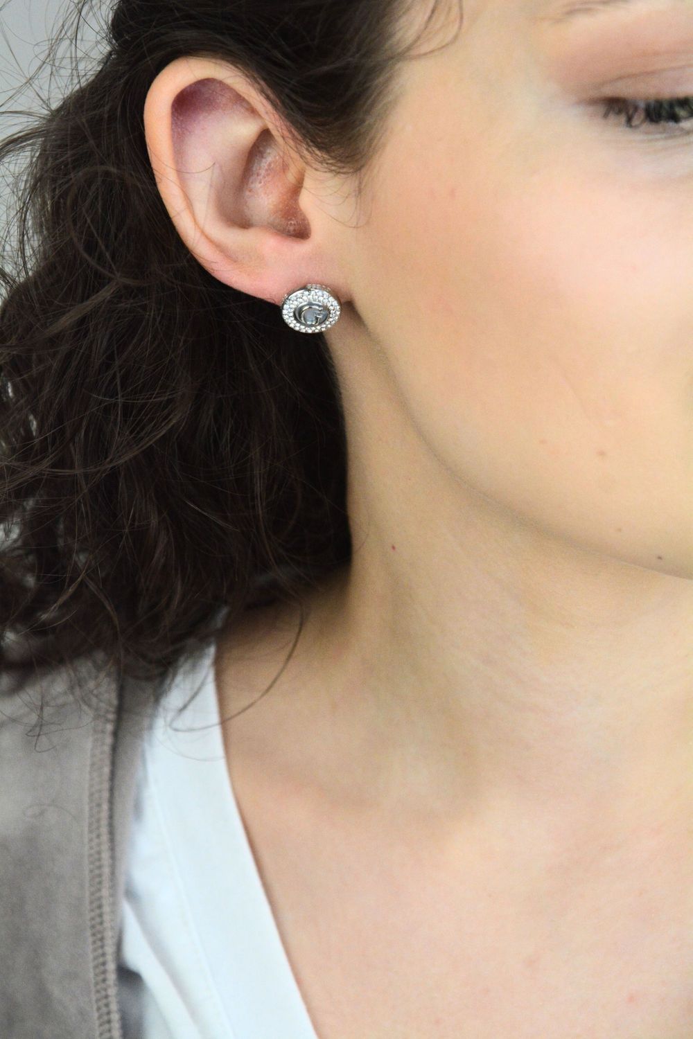 Kolczyki damskie Guess srebrne z perłowym środkiem i cyrkoniami.jpg