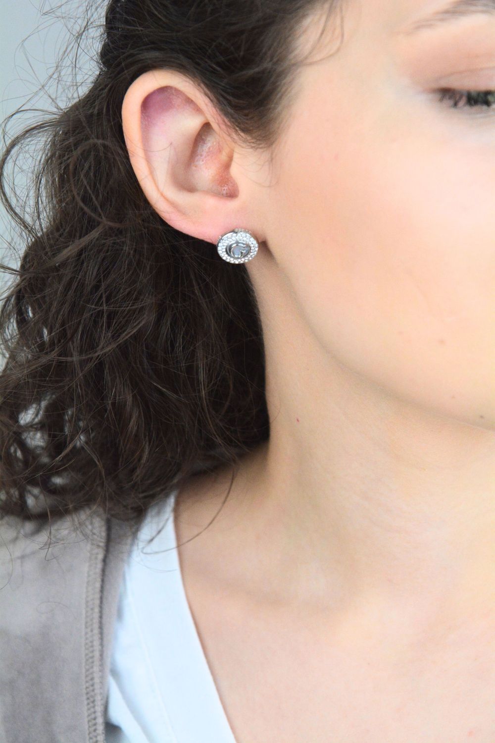 Kolczyki damskie Guess srebrne z perłowym środkiem i cyrkoniami.jpg